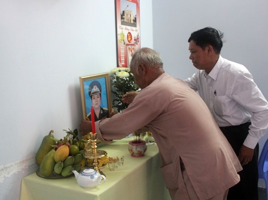 Rất đ&ocirc;ng bạn b&egrave;, h&agrave;ng x&oacute;m đến chia buồn với gia đ&igrave;nh anh T&uacute;.
