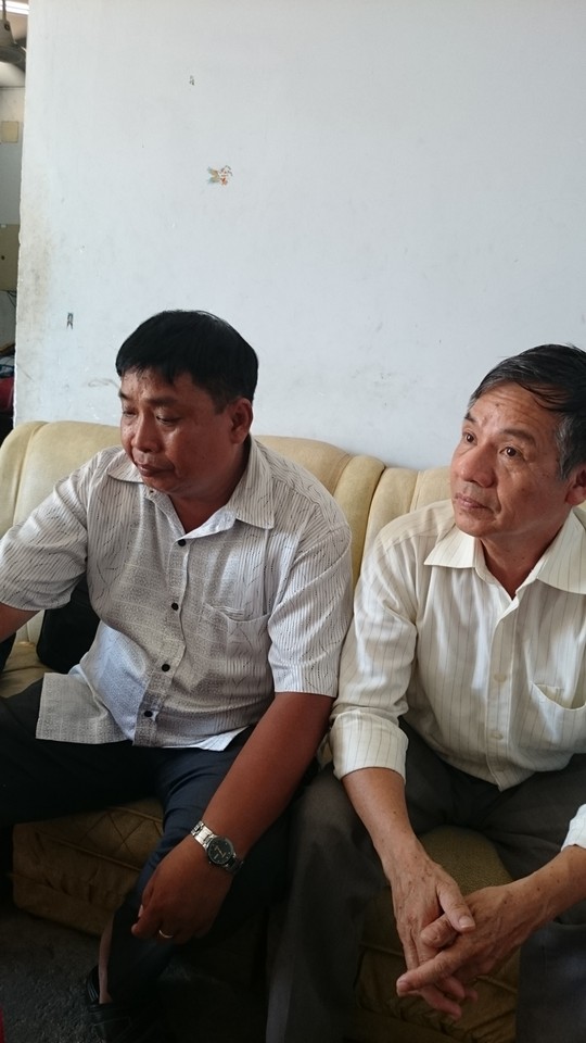 &Ocirc;ng Nguyễn Văn Thi, cha anh T&uacute;, thẫn thờ chờ đ&oacute;n con.
