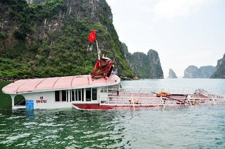 Tàu du lịch QN 5762 chở khách tham quan bị đâm chìm trên vịnh Hạ Long.
