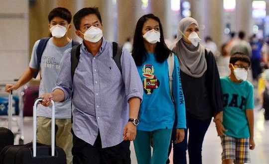 Các hành khách từ Trung Đông đeo khẩu trang để phòng chống bệnh MERS tại phi trường ở Hàn Quốc hôm 7-6 Ảnh: REUTERS