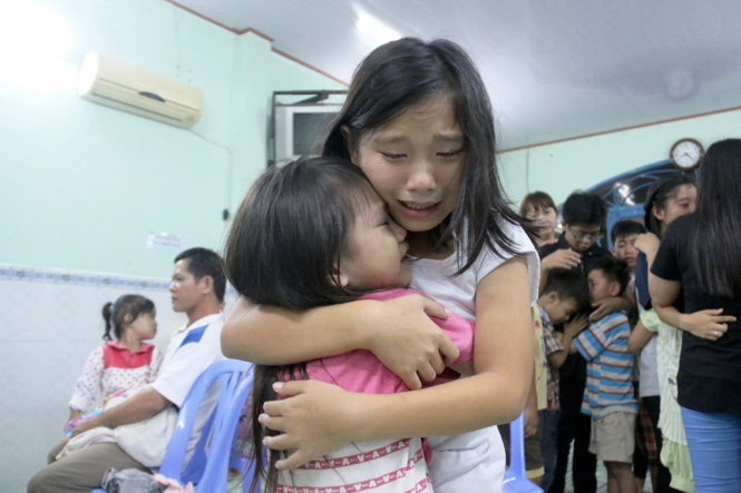 C&aacute;c em nhỏ trong &ldquo;ng&ocirc;i nh&agrave; hạnh ph&uacute;c&rdquo; kh&oacute;c nức nở khi nghe tin phải chia tay nhau ngo&agrave;i &yacute; muốn - Ảnh: Tự Trung