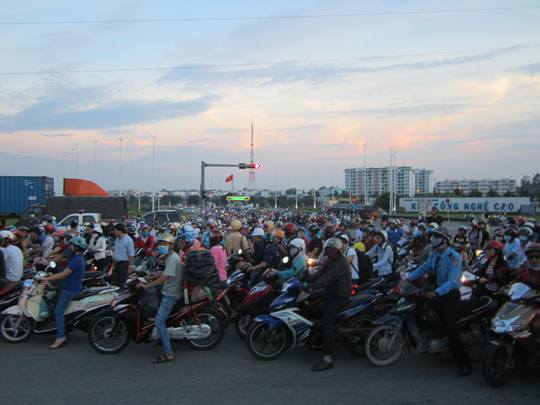 Hàng trăm người dân đã đến hiện trường theo dõi công tác xử lý hiện trường của lực lượng chức năng