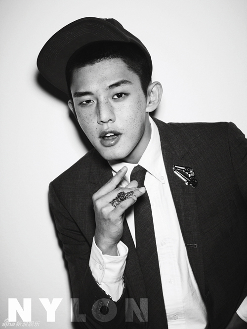 yoo-ah-in-khoe-mat-tan-nhang-tren-tap-chi