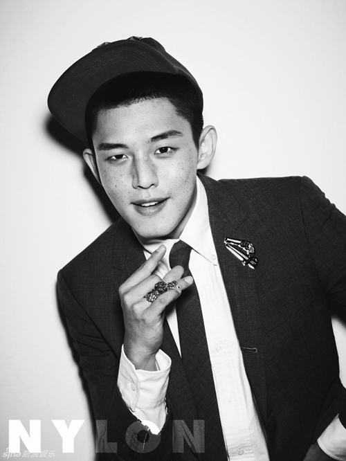 yoo-ah-in-khoe-mat-tan-nhang-tren-tap-chi