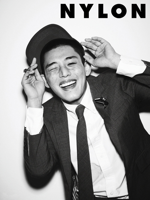 yoo-ah-in-khoe-mat-tan-nhang-tren-tap-chi