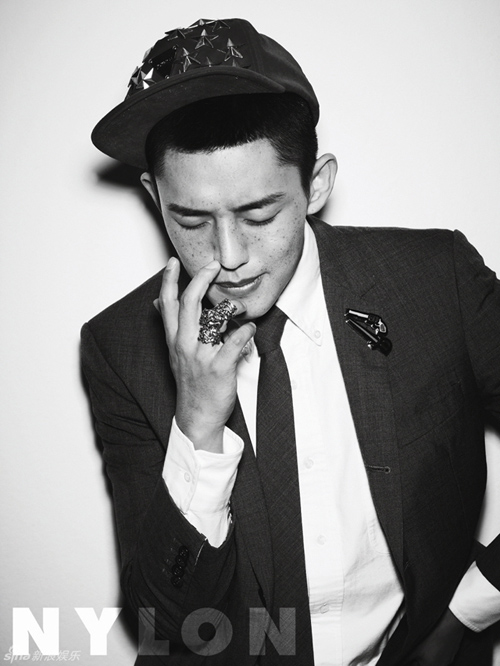 yoo-ah-in-khoe-mat-tan-nhang-tren-tap-chi