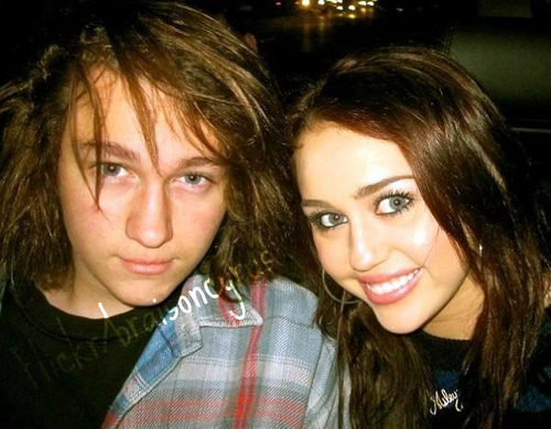 Em trai Miley Cyrus tập tành làm người mẫu 1