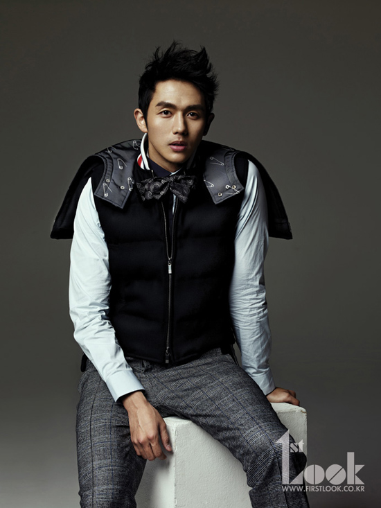 Seulong (2AM) gãy chân vẫn diện vest chụp hình 2