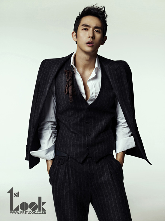 Seulong (2AM) gãy chân vẫn diện vest chụp hình 3