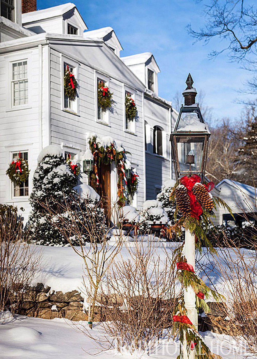 Những ngôi nhà trang hoàng lộng lẫy đón Noel đẹp đến mê mẩn giữa tuyết trắng - Ảnh 11.