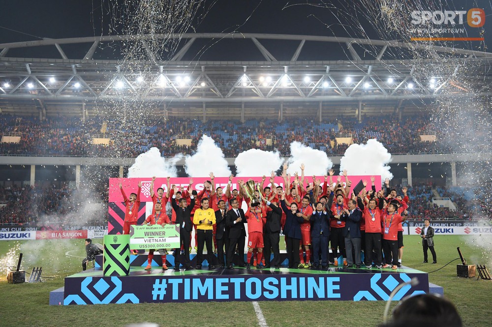Khoảnh khắc vàng của ngày hôm nay - ĐT Việt Nam nâng cao cúp AFF Cup 2018 - Ảnh 6.
