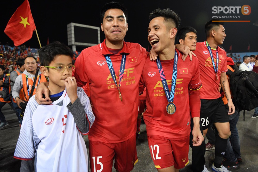 Khoảnh khắc vàng của ngày hôm nay - ĐT Việt Nam nâng cao cúp AFF Cup 2018 - Ảnh 12.