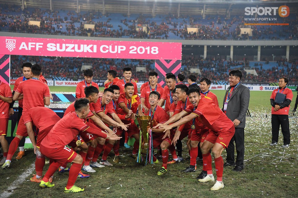 Khoảnh khắc vàng của ngày hôm nay - ĐT Việt Nam nâng cao cúp AFF Cup 2018 - Ảnh 8.
