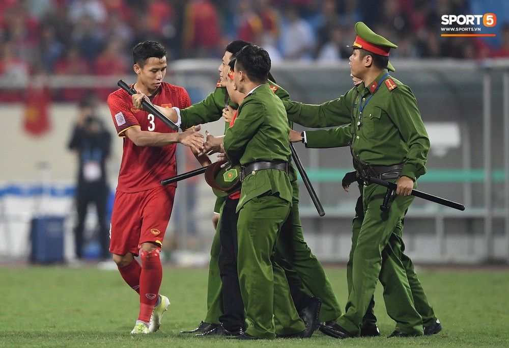Đội trưởng tuyển Việt Nam hành động đẹp với fan quá khích khiến cả sân vỗ tay tán thưởng - Ảnh 6.