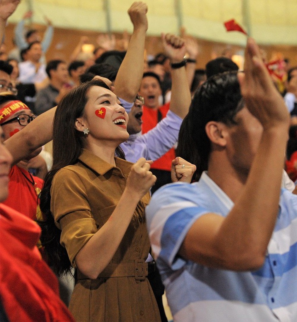 Bạn gái Quang Hải ăn mừng cực sung khi người yêu ghi bàn vào lưới Philippines - Ảnh 8.