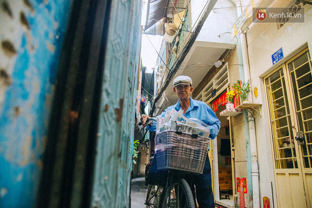 Người đàn ông giao báo bằng xe đạp cuối cùng ở Sài Gòn: Vội làm gì giữa cuộc đời hối hả - Ảnh 1.