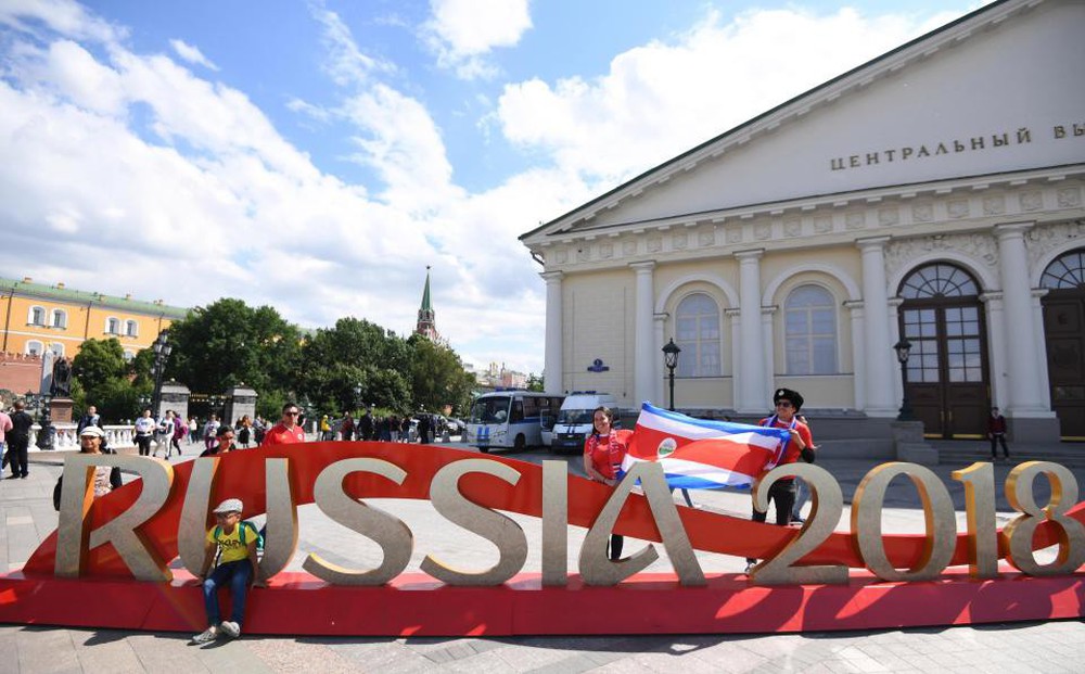 Fan thế giới tạo ra bầu không khí lễ hội ở Nga trong ngày khai mạc World Cup 2018 - Ảnh 1.
