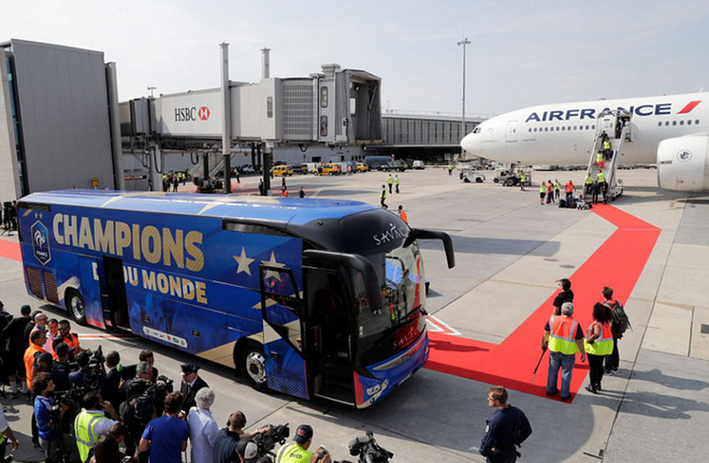 Tuyển Pháp mang cúp vàng trở về, 500.000 fan xuống đường chào đón như ngày hội - Ảnh 3.