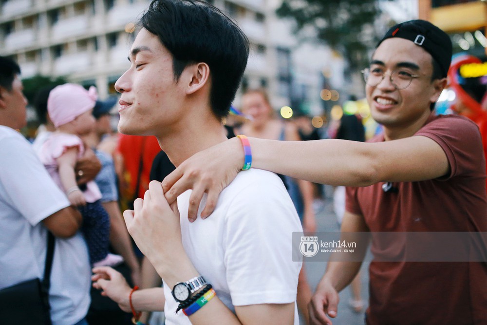 Ngày hội tự hào LGBTI+ Sài Gòn: Những khoảnh khắc đáng nhớ khi phố đi bộ Nguyễn Huệ rợp cờ cầu vồng - Ảnh 2.