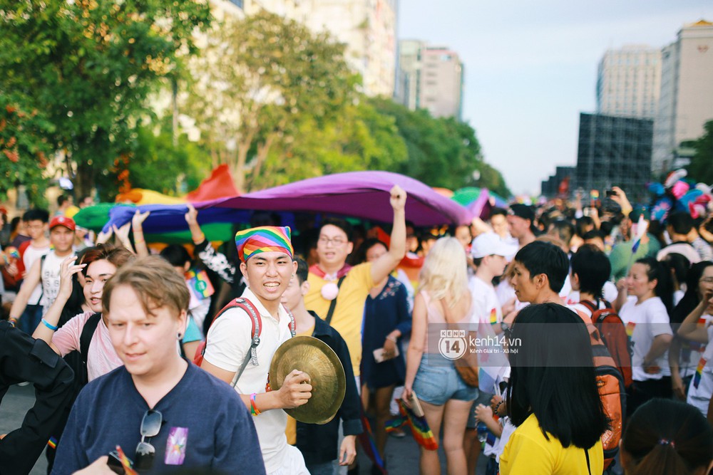 Ngày hội tự hào LGBTI+ Sài Gòn: Những khoảnh khắc đáng nhớ khi phố đi bộ Nguyễn Huệ rợp cờ cầu vồng - Ảnh 15.