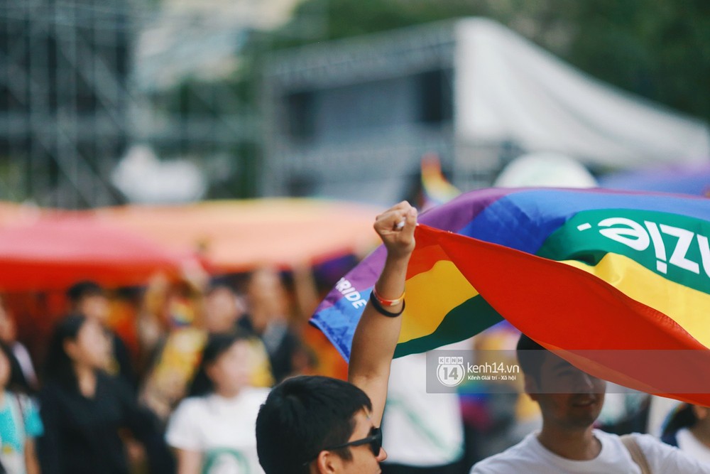 Ngày hội tự hào LGBTI+ Sài Gòn: Những khoảnh khắc đáng nhớ khi phố đi bộ Nguyễn Huệ rợp cờ cầu vồng - Ảnh 20.