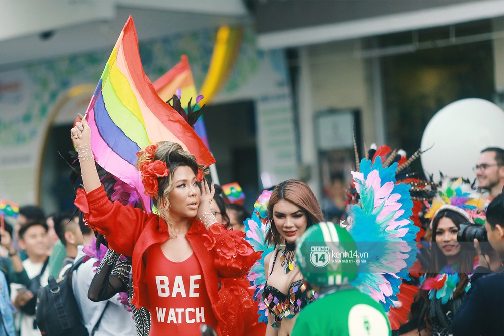 Ngày hội tự hào LGBTI+ Sài Gòn: Những khoảnh khắc đáng nhớ khi phố đi bộ Nguyễn Huệ rợp cờ cầu vồng - Ảnh 6.