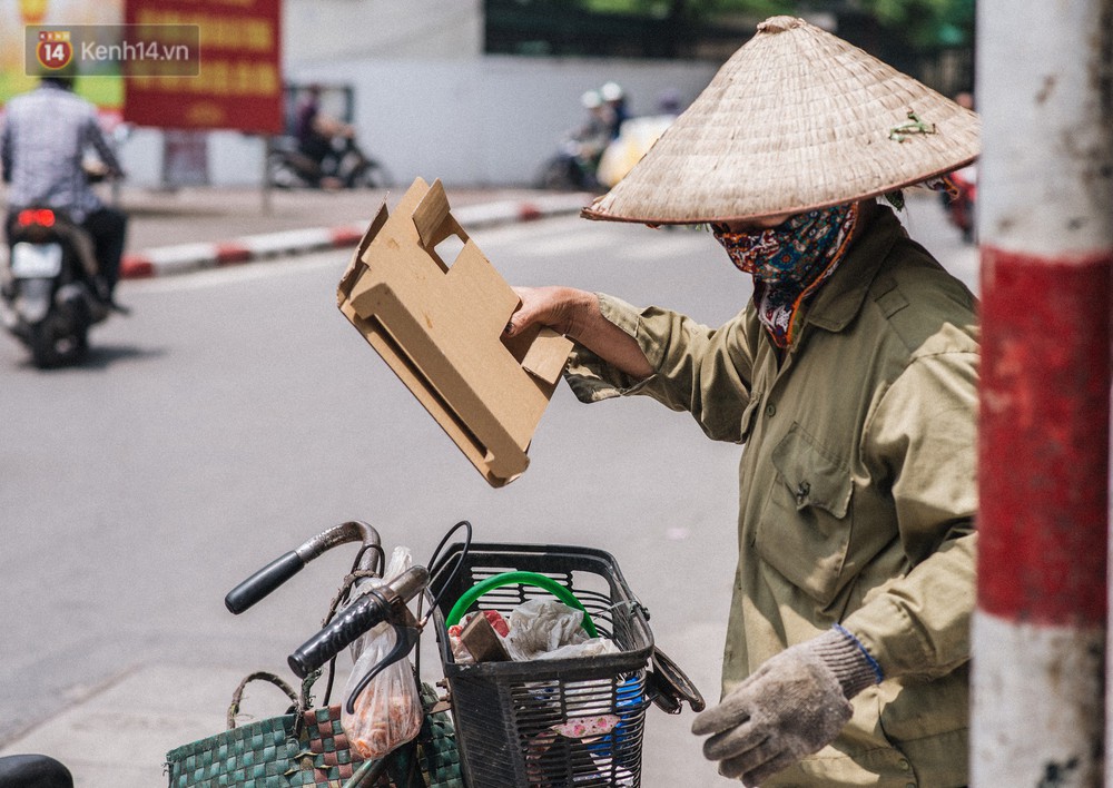 Một ngày đạp xe nhặt rác của người mẹ nghèo nuôi 3 cô con gái đỗ Đại học - Ảnh 5.