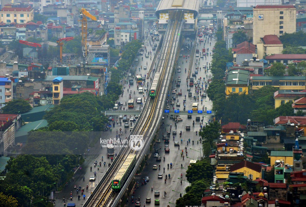 Ảnh, clip: 4 đoàn tàu đường sắt trên cao bất ngờ di chuyển trong mưa trước ngày chạy thử - Ảnh 5.