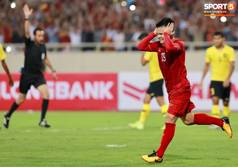 Chiêm ngưỡng siêu phẩm ngả bàn đèn khó tin của Quang Hải trong trận đấu Việt Nam vs Malaysia - Ảnh 7.