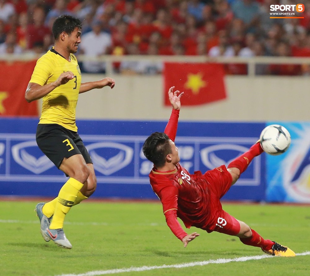 Chiêm ngưỡng siêu phẩm ngả bàn đèn khó tin của Quang Hải trong trận đấu Việt Nam vs Malaysia - Ảnh 3.