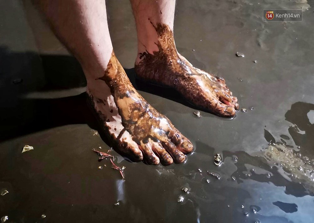 Ảnh: Dầu lắng cặn, bốc mùi nồng nặc khi thau rửa bể nước tại khu đô thị Hà Nội sau sự cố ô nhiễm nước sông Đà - Ảnh 8.