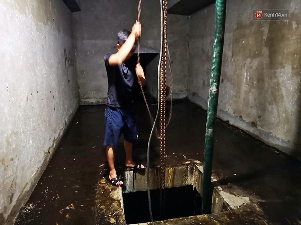 Ảnh: Dầu lắng cặn, bốc mùi nồng nặc khi thau rửa bể nước tại khu đô thị Hà Nội sau sự cố ô nhiễm nước sông Đà - Ảnh 5.