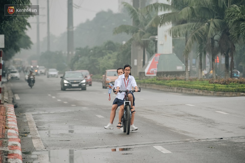 Chùm ảnh: Một ngày sau cơn mưa vàng, đường phố Hà Nội lại chìm trong bụi mù - Ảnh 5.