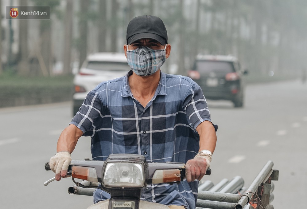 Chùm ảnh: Một ngày sau cơn mưa vàng, đường phố Hà Nội lại chìm trong bụi mù - Ảnh 9.