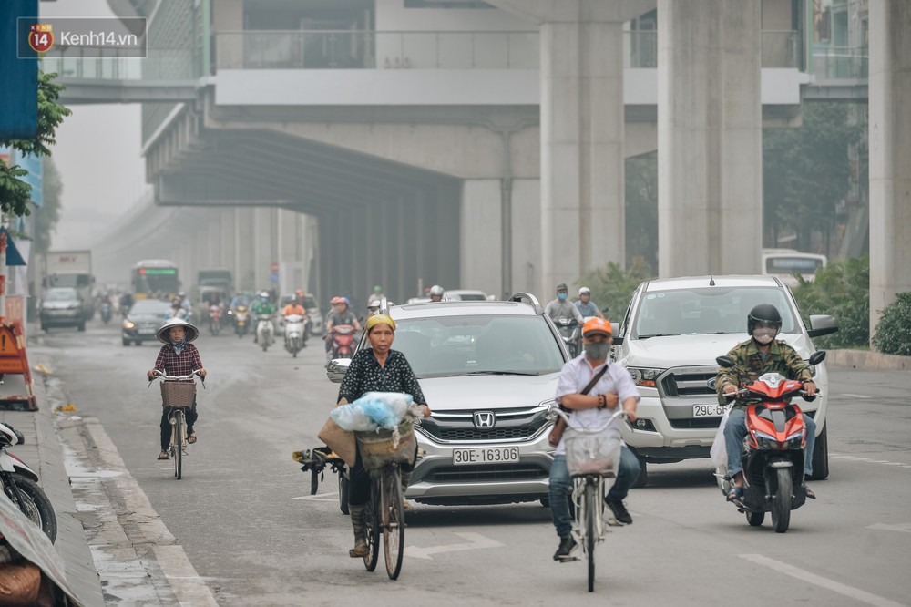 Chùm ảnh: Một ngày sau cơn mưa vàng, đường phố Hà Nội lại chìm trong bụi mù - Ảnh 10.