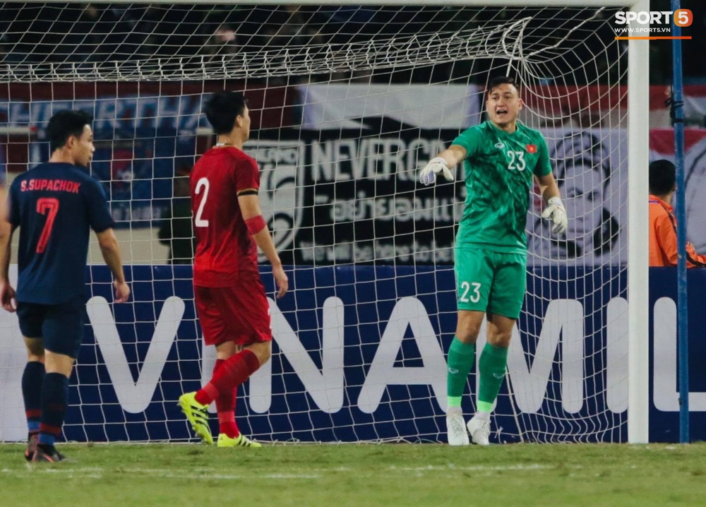 Ngầu như Đặng Văn Lâm: Xuất thần cản phá quả penalty định mệnh, xốc lại tinh thần đồng đội khiến cả sân Mỹ Đình sôi sục - Ảnh 9. Ngầu như Đặng Văn Lâm: Xuất thần cản phá quả penalty định mệnh, xốc lại tinh thần đồng đội khiến cả sân Mỹ Đình sôi sục - Ảnh 9.