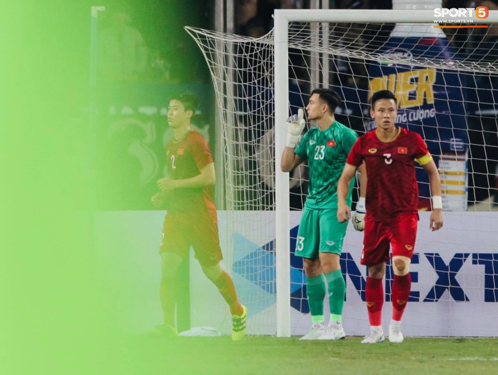 Ngầu như Đặng Văn Lâm: Xuất thần cản phá quả penalty định mệnh, xốc lại tinh thần đồng đội khiến cả sân Mỹ Đình sôi sục - Ảnh 5. Ngầu như Đặng Văn Lâm: Xuất thần cản phá quả penalty định mệnh, xốc lại tinh thần đồng đội khiến cả sân Mỹ Đình sôi sục - Ảnh 5.