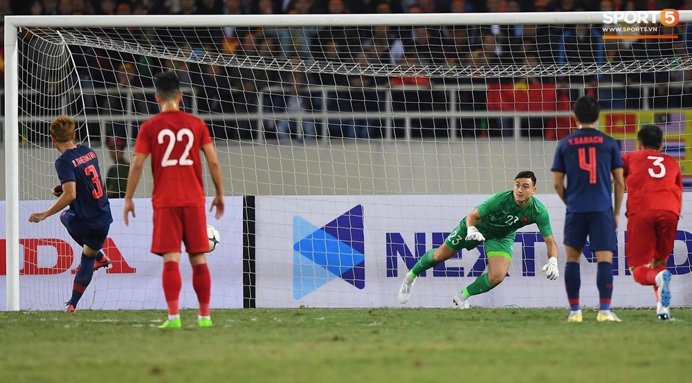 Ngầu như Đặng Văn Lâm: Xuất thần cản phá quả penalty định mệnh, xốc lại tinh thần đồng đội khiến cả sân Mỹ Đình sôi sục - Ảnh 2. Ngầu như Đặng Văn Lâm: Xuất thần cản phá quả penalty định mệnh, xốc lại tinh thần đồng đội khiến cả sân Mỹ Đình sôi sục - Ảnh 2.