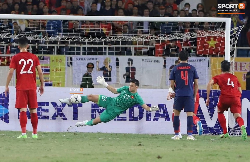 Ngầu như Đặng Văn Lâm: Xuất thần cản phá quả penalty định mệnh, xốc lại tinh thần đồng đội khiến cả sân Mỹ Đình sôi sục - Ảnh 3. Ngầu như Đặng Văn Lâm: Xuất thần cản phá quả penalty định mệnh, xốc lại tinh thần đồng đội khiến cả sân Mỹ Đình sôi sục - Ảnh 3.