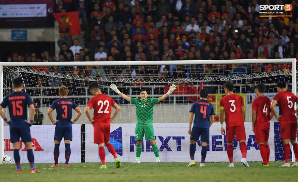 Ngầu như Đặng Văn Lâm: Xuất thần cản phá quả penalty định mệnh, xốc lại tinh thần đồng đội khiến cả sân Mỹ Đình sôi sục - Ảnh 1. Ngầu như Đặng Văn Lâm: Xuất thần cản phá quả penalty định mệnh, xốc lại tinh thần đồng đội khiến cả sân Mỹ Đình sôi sục - Ảnh 1.
