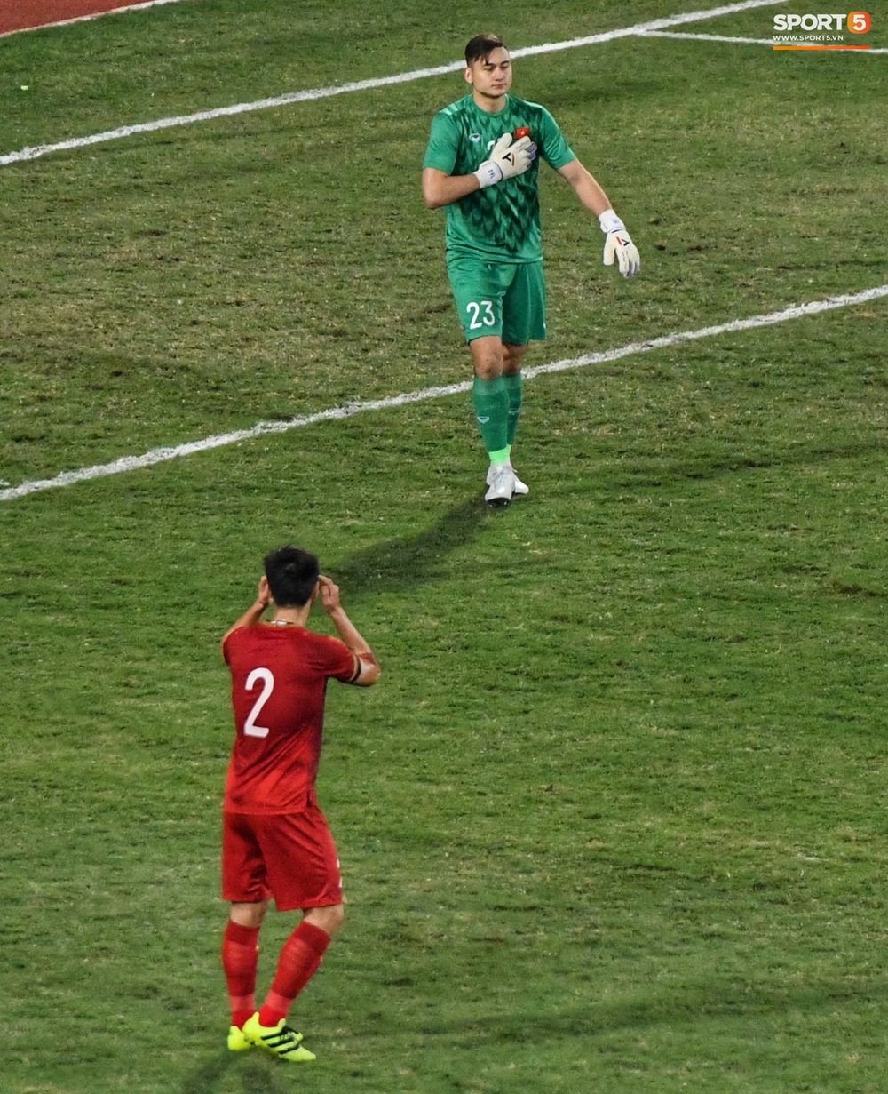 Ngầu như Đặng Văn Lâm: Xuất thần cản phá quả penalty định mệnh, xốc lại tinh thần đồng đội khiến cả sân Mỹ Đình sôi sục - Ảnh 7. Ngầu như Đặng Văn Lâm: Xuất thần cản phá quả penalty định mệnh, xốc lại tinh thần đồng đội khiến cả sân Mỹ Đình sôi sục - Ảnh 7.