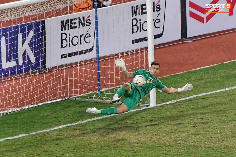 Ngầu như Đặng Văn Lâm: Xuất thần cản phá quả penalty định mệnh, xốc lại tinh thần đồng đội khiến cả sân Mỹ Đình sôi sục - Ảnh 4. Ngầu như Đặng Văn Lâm: Xuất thần cản phá quả penalty định mệnh, xốc lại tinh thần đồng đội khiến cả sân Mỹ Đình sôi sục - Ảnh 4.