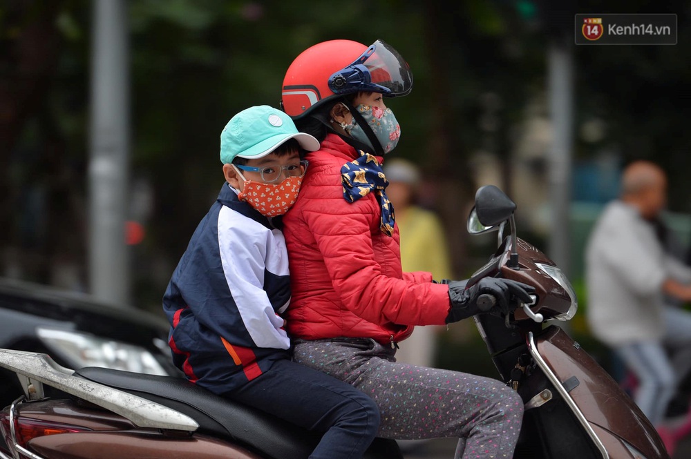 Chùm ảnh: Người Hà Nội khoác áo ấm, co ro trong đợt rét nhất từ đầu đông - Ảnh 12. Chùm ảnh: Người Hà Nội khoác áo ấm, co ro trong đợt rét nhất từ đầu đông - Ảnh 12.