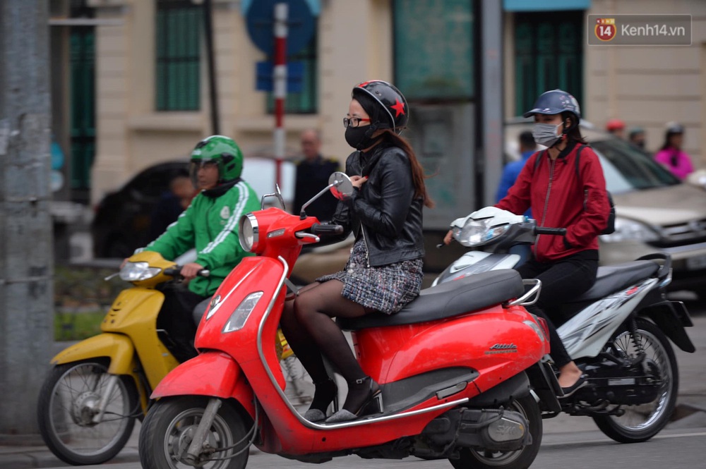 Chùm ảnh: Người Hà Nội khoác áo ấm, co ro trong đợt rét nhất từ đầu đông - Ảnh 3. Chùm ảnh: Người Hà Nội khoác áo ấm, co ro trong đợt rét nhất từ đầu đông - Ảnh 3.
