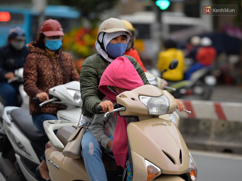 Chùm ảnh: Người Hà Nội khoác áo ấm, co ro trong đợt rét nhất từ đầu đông - Ảnh 4. Chùm ảnh: Người Hà Nội khoác áo ấm, co ro trong đợt rét nhất từ đầu đông - Ảnh 4.