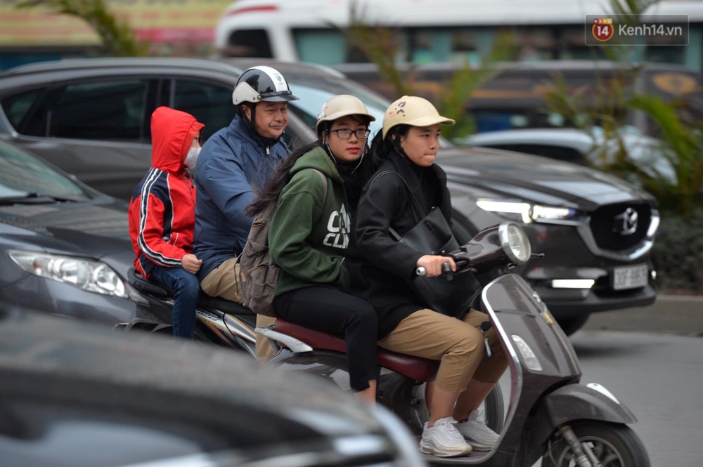 Chùm ảnh: Người Hà Nội khoác áo ấm, co ro trong đợt rét nhất từ đầu đông - Ảnh 5. Chùm ảnh: Người Hà Nội khoác áo ấm, co ro trong đợt rét nhất từ đầu đông - Ảnh 5.