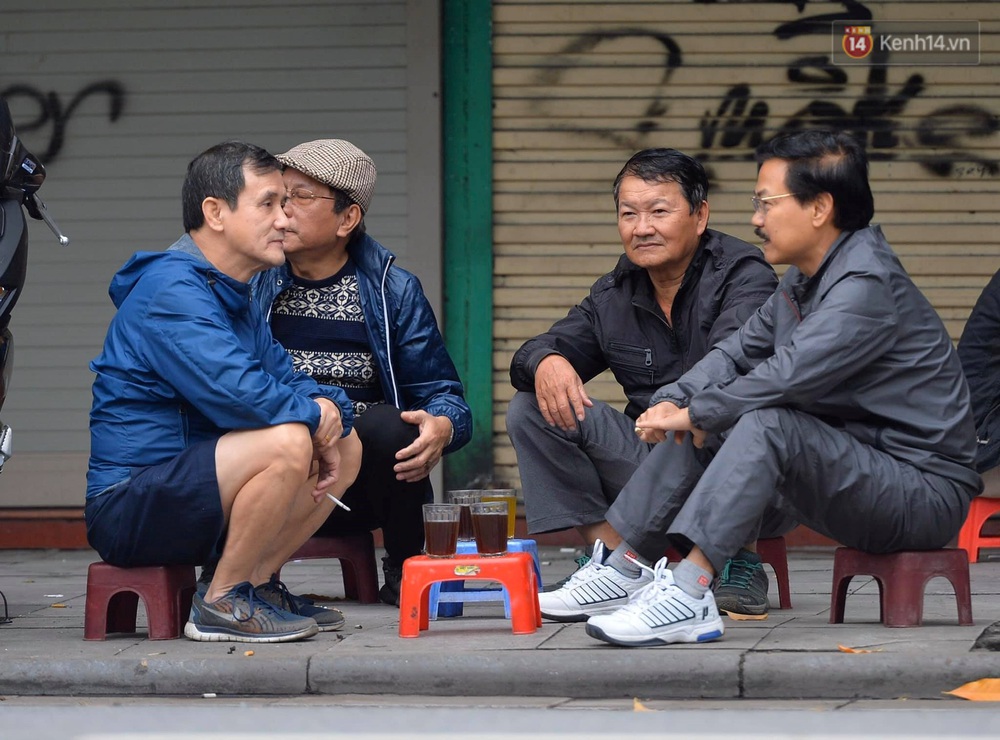Chùm ảnh: Người Hà Nội khoác áo ấm, co ro trong đợt rét nhất từ đầu đông - Ảnh 10. Chùm ảnh: Người Hà Nội khoác áo ấm, co ro trong đợt rét nhất từ đầu đông - Ảnh 10.