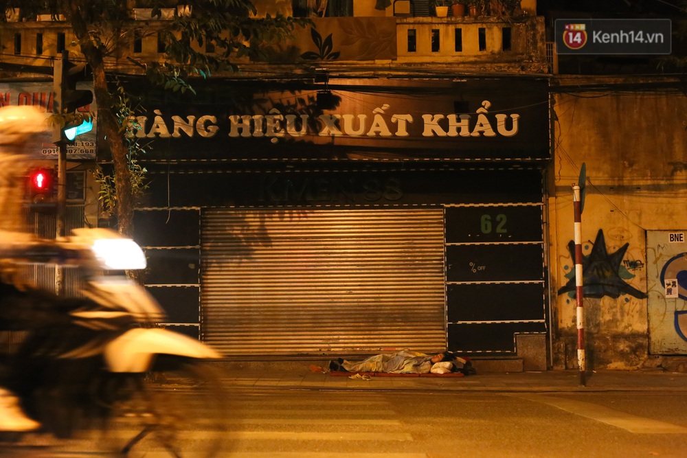 Chùm ảnh: Mùa đông “gõ cửa”, người Hà Nội co ro đốt lửa sưởi ấm chống chọi với cái rét đêm - Ảnh 11. Chùm ảnh: Mùa đông “gõ cửa”, người Hà Nội co ro đốt lửa sưởi ấm chống chọi với cái rét đêm - Ảnh 11.
