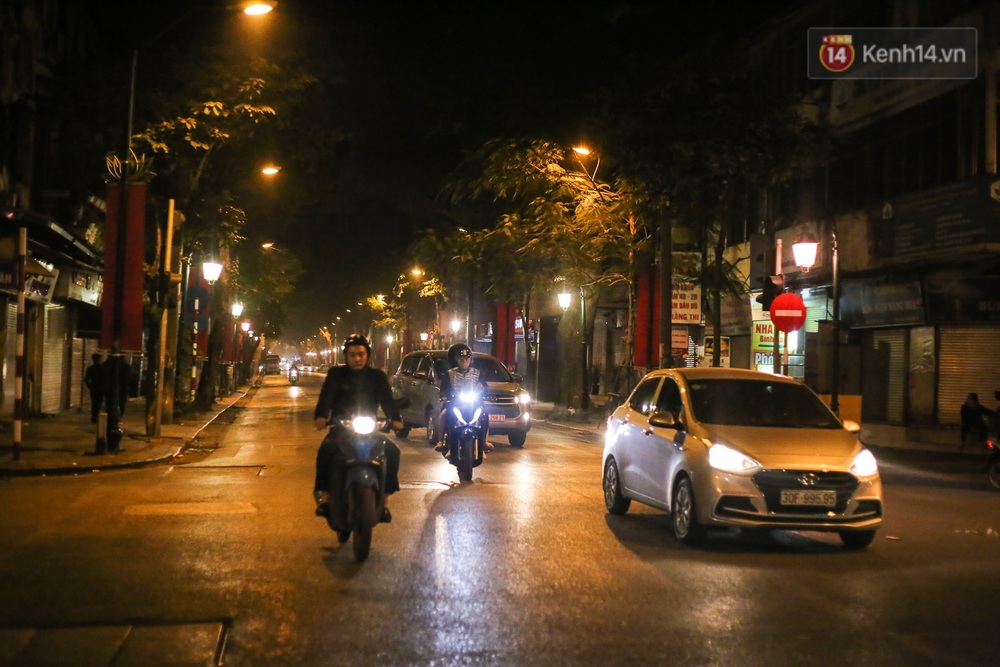 Chùm ảnh: Mùa đông “gõ cửa”, người Hà Nội co ro đốt lửa sưởi ấm chống chọi với cái rét đêm - Ảnh 14. Chùm ảnh: Mùa đông “gõ cửa”, người Hà Nội co ro đốt lửa sưởi ấm chống chọi với cái rét đêm - Ảnh 14.