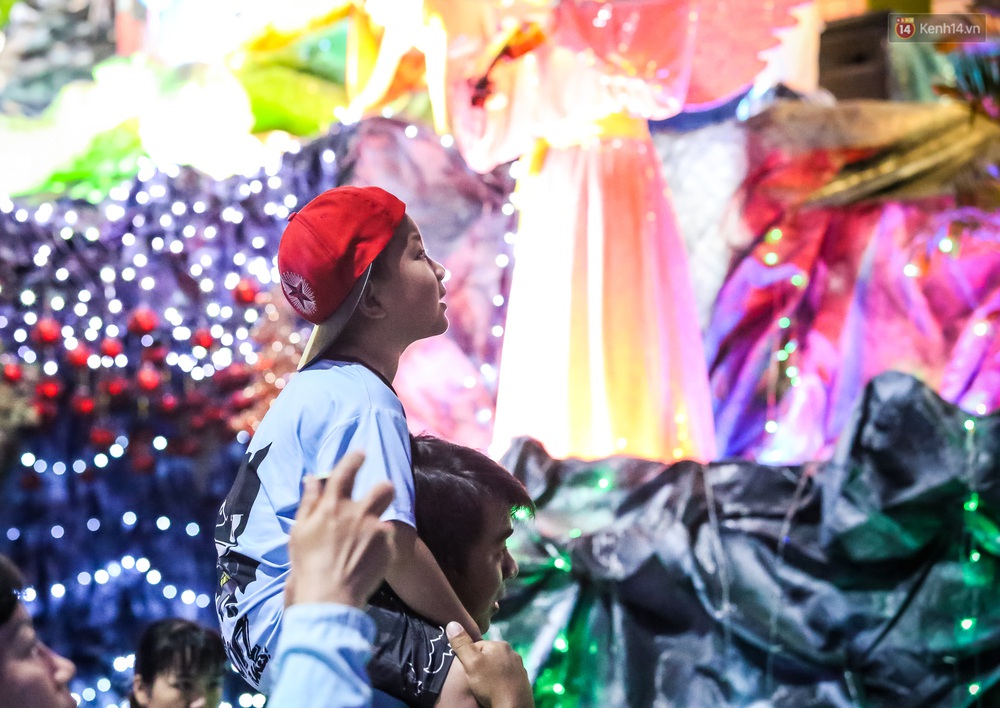 Người Sài Gòn háo hức đổ về xóm đạo có hang đá chuyển động đẹp nhất Gò Vấp để vui chơi Noel - Ảnh 17.